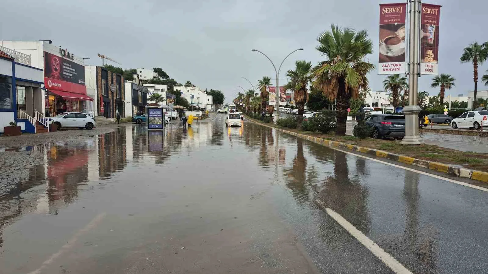 Bodrum’da yol göle döndü