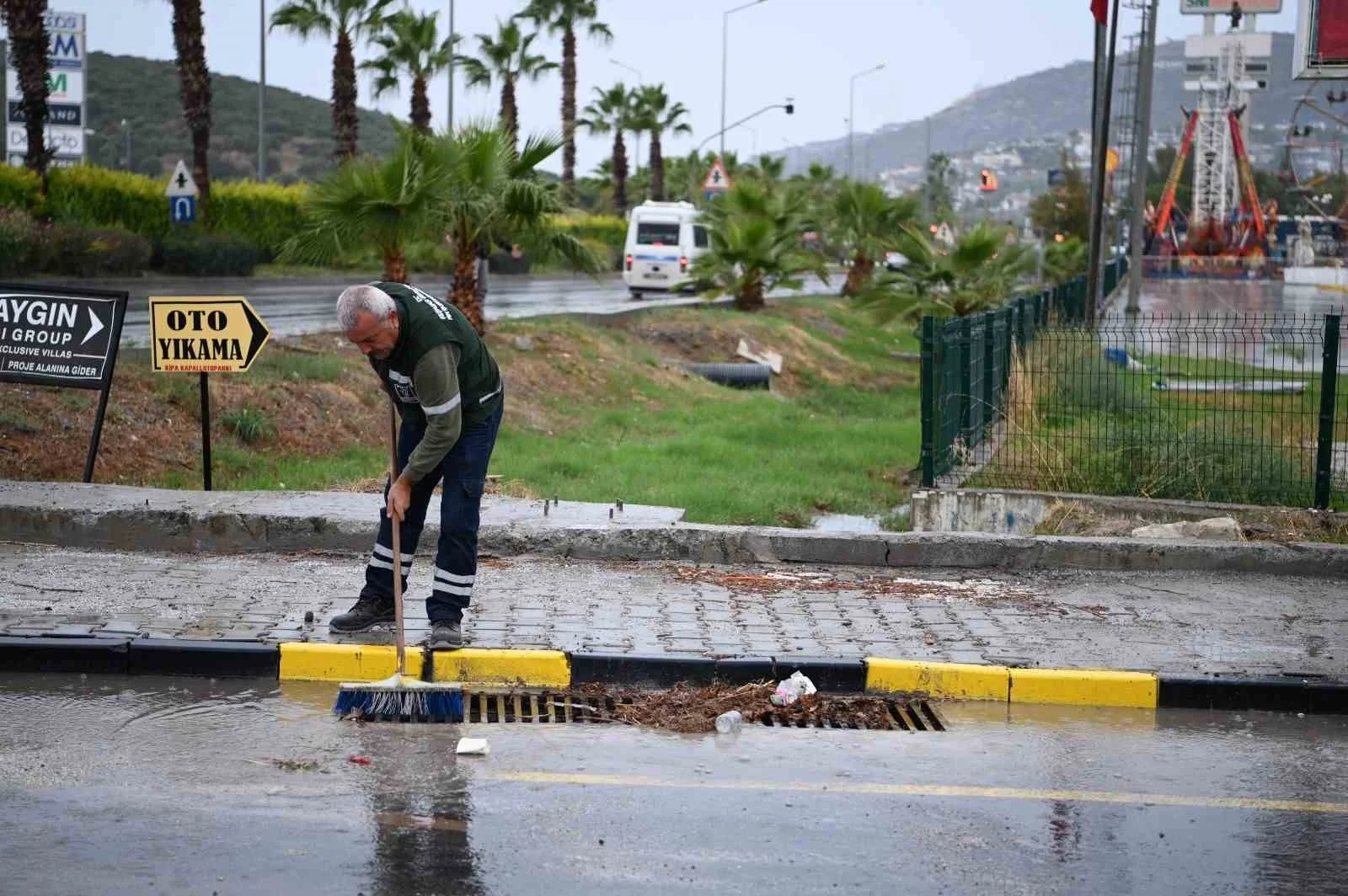 Kuşadası’nda mazgallar taşkınlara karşı temizlendi