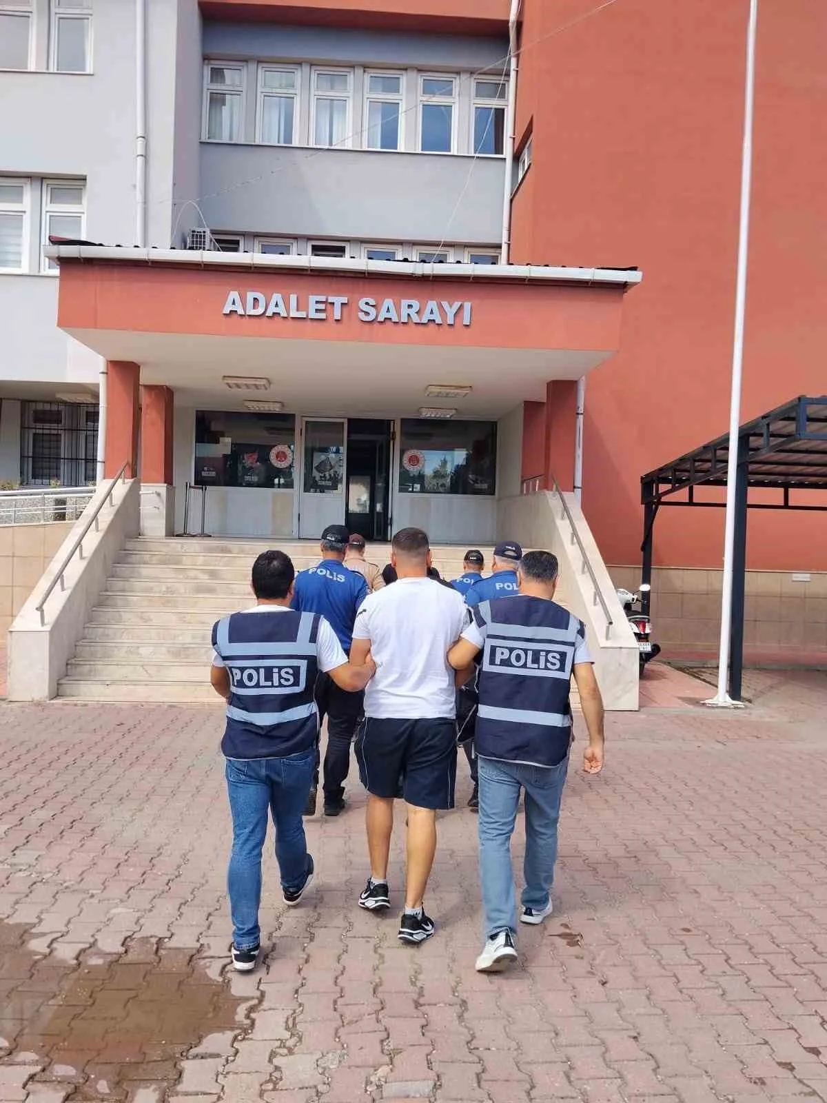 İmamoğlu’nda silah operasyonu: 3 şüpheli tutuklandı