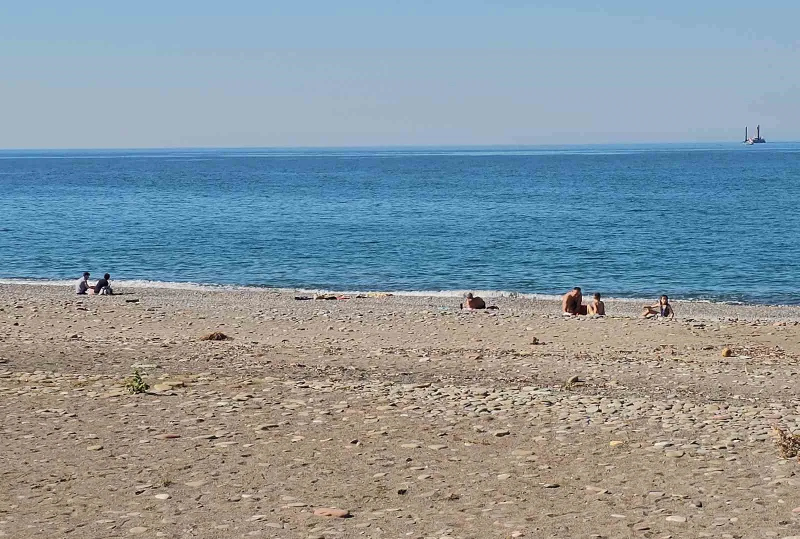Kastamonu’da vatandaşlar yazdan kalma günün tadını sahilde çıkardı