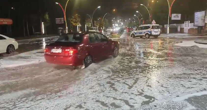 Bayburt’ta dolu yağışının ardından cadde ve sokaklarda su birikintileri oluştu