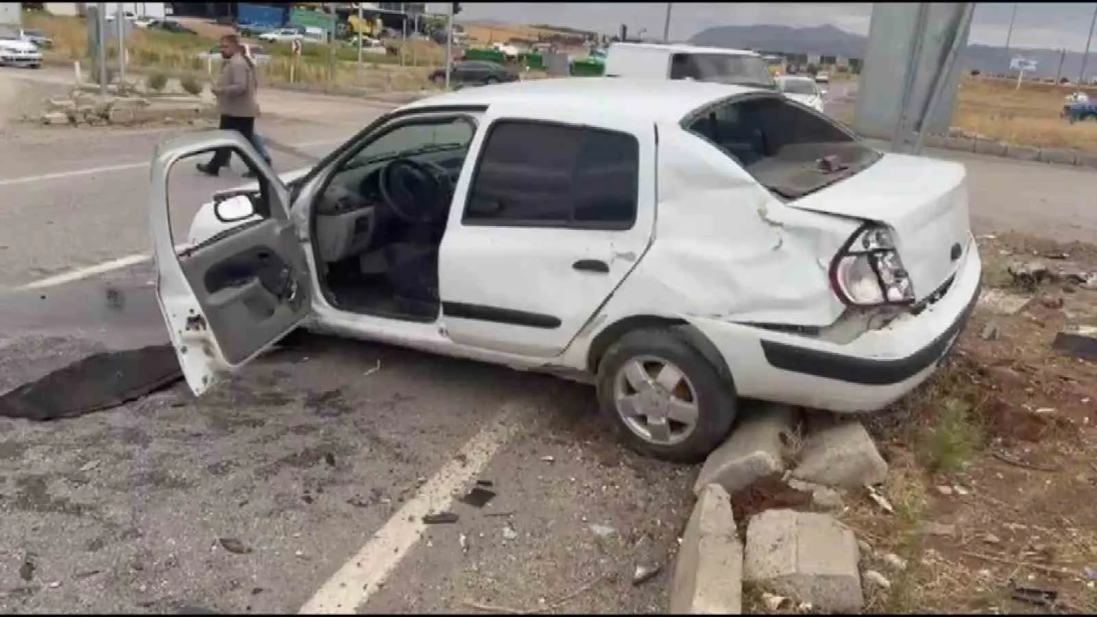İki otomobil kafa kafaya çarpıştı: 5 yaralı