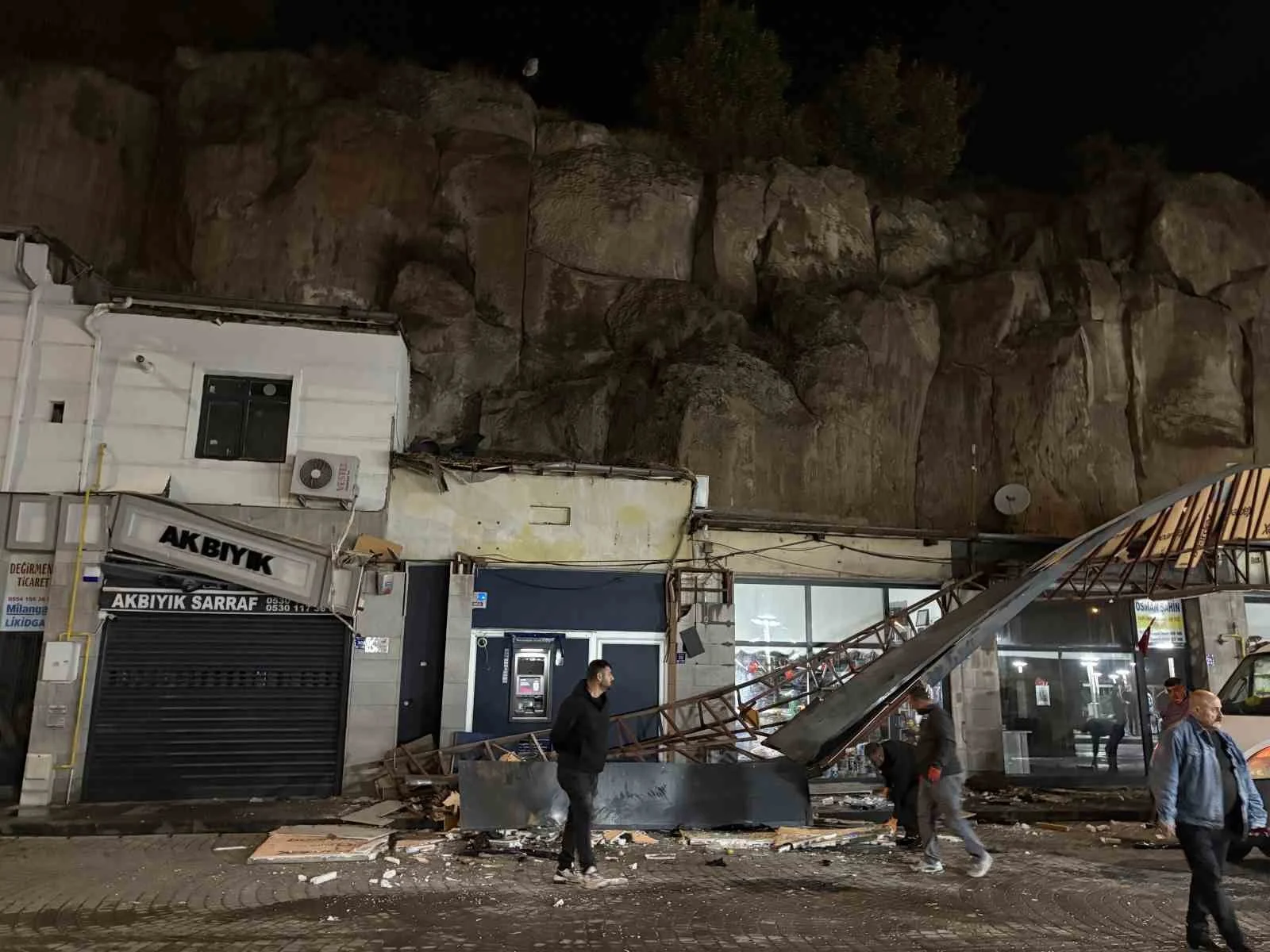 Kayseri’de otomobil 50 metre yükseklikteki kayalıktan dükkanların üzerine uçtu: 1 yaralı