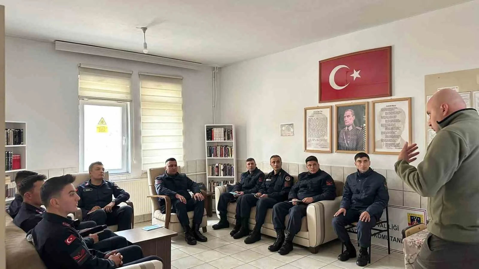 Demirözü’nde jandarma personeline kaçak avcılıkla mücadele eğitimi verildi