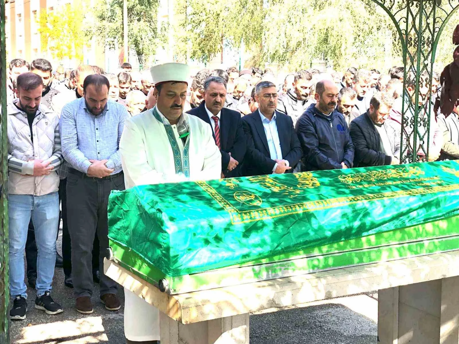 İmam, ağabeyinin cenaze namazını kıldırdı