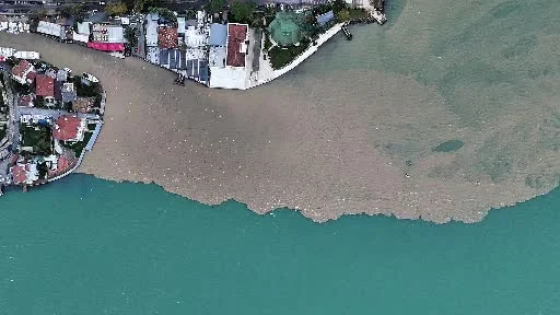 Yağmur sonrası çamura bulanan İstanbul Boğazı böyle görüntülendi