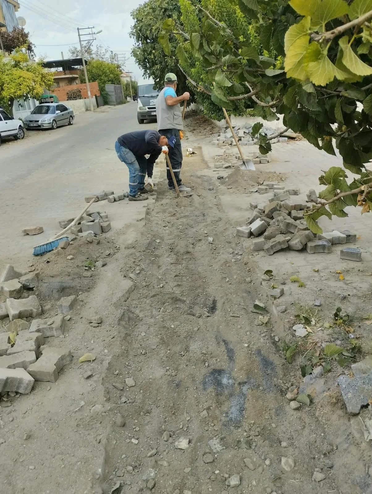Koçarlı’da yol bakım ve çevre düzenleme çalışmaları sürüyor