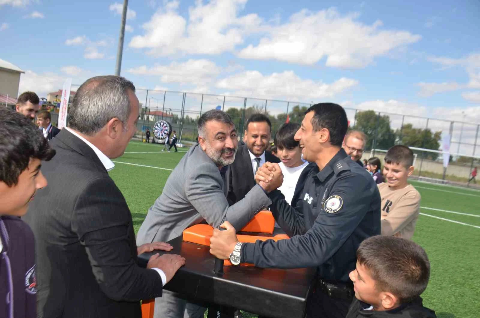 Bulanık’ta ‘Geleneksel Spor Şenliği’ renkli görüntülere sahne oldu