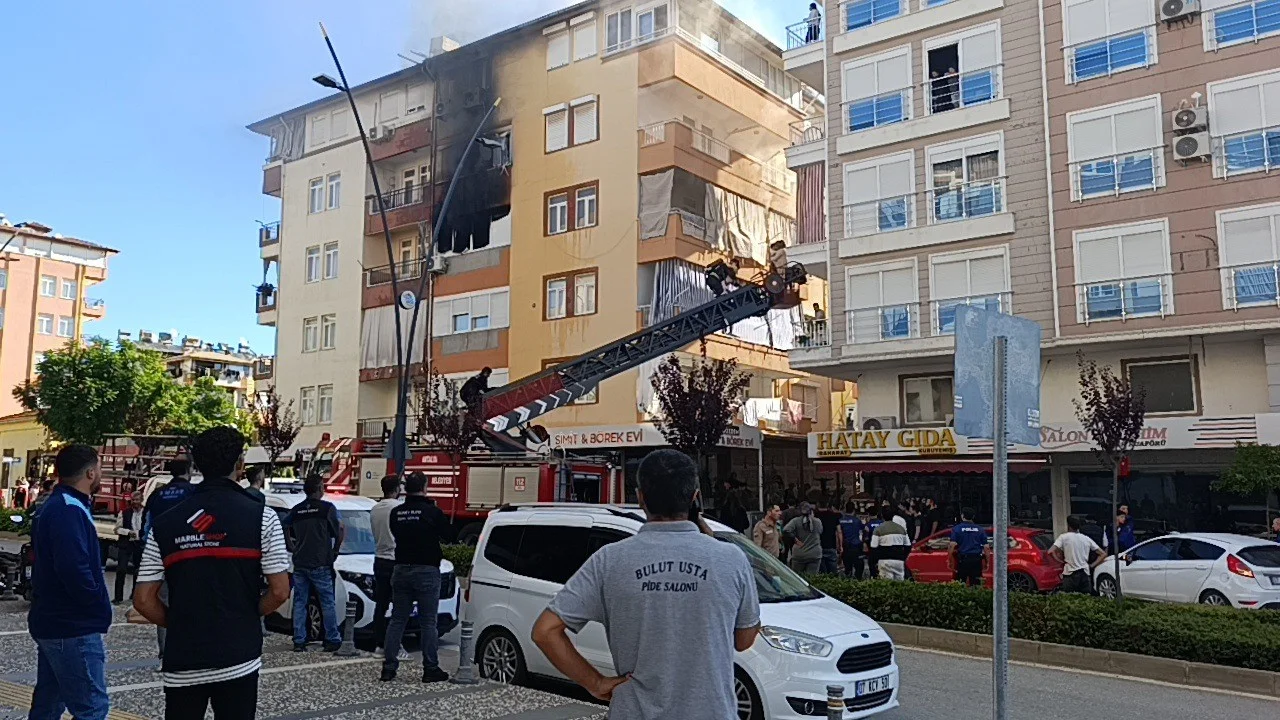 Antalya’da 5 katlı binada yangın: Mahsur kalan 2’si çocuk 4 kişiyi itfaiye kurtardı