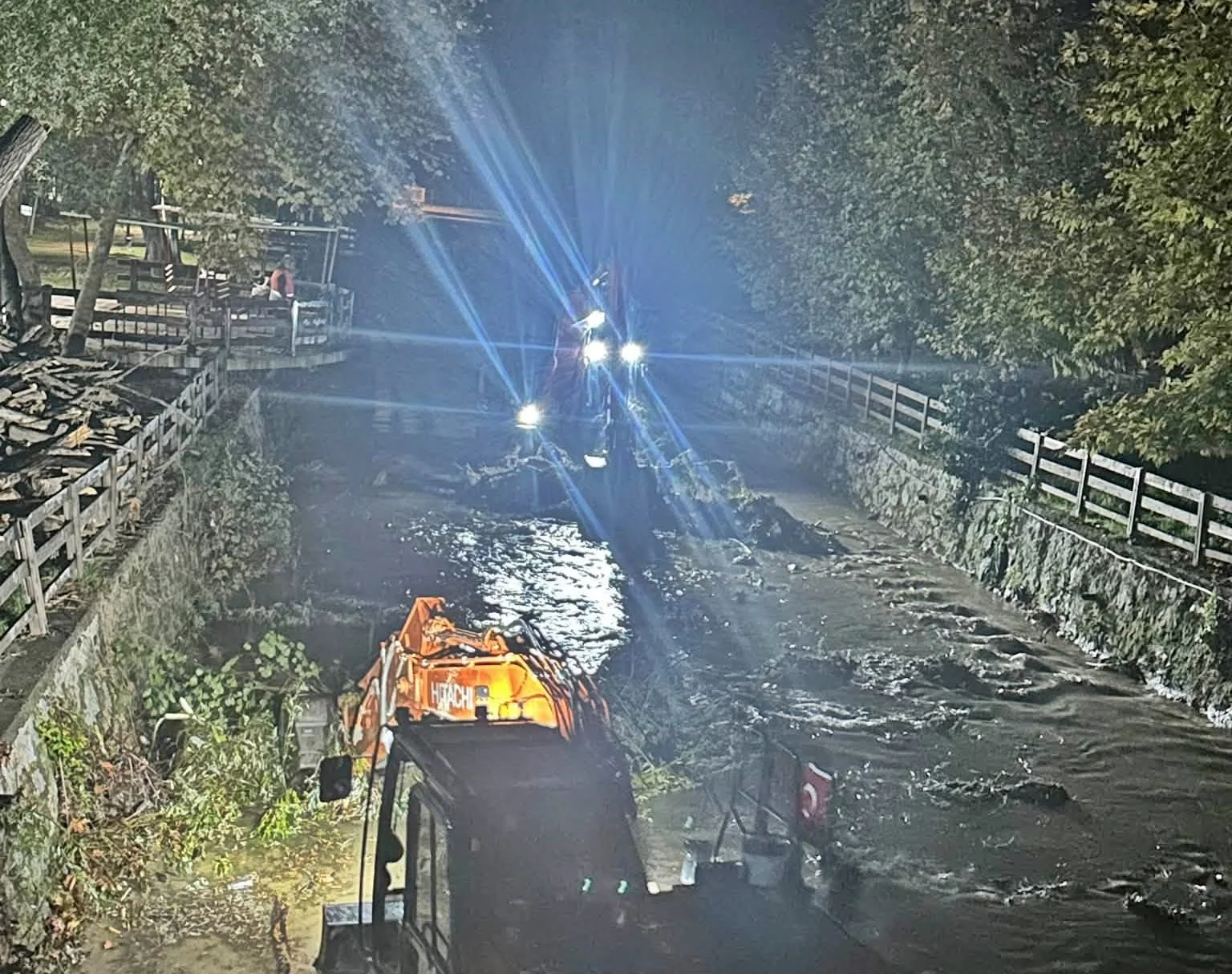 Akçakoca’da dere yatakları sel riskine karşı temizlendi