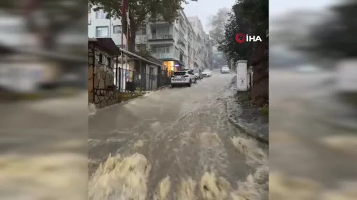 Sarıyer’de şelaleyi andıran görüntüler kamerada