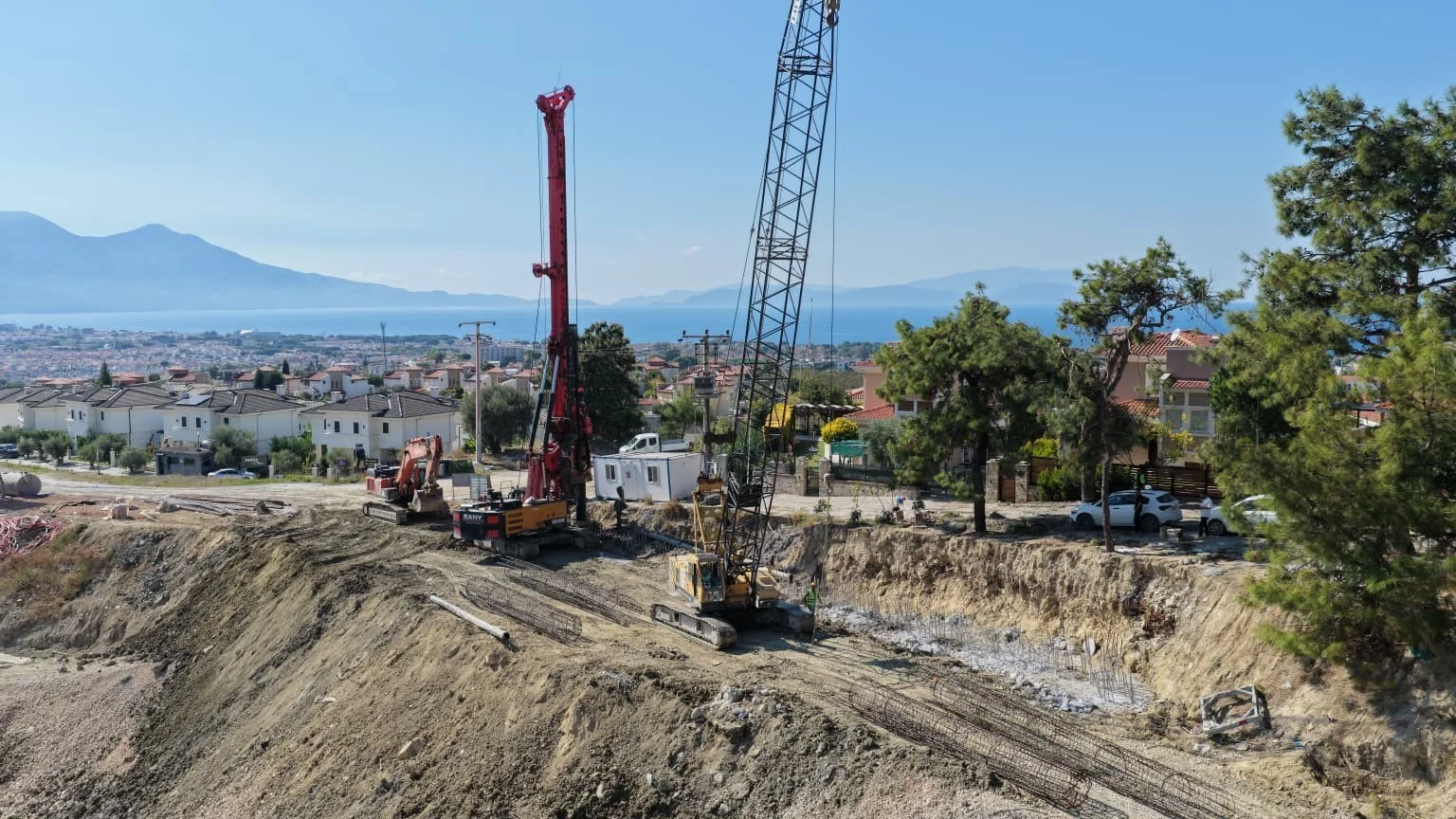 Aydın Büyükşehir Belediyesi Kuşadası’ndaki yol çalışmalarını sürdürüyor