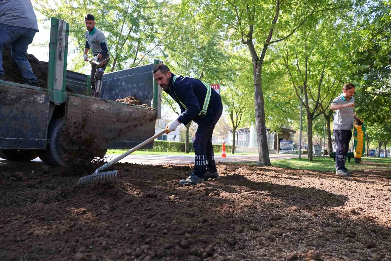 Büyükşehir’den park ve bahçelere düzenli bakım