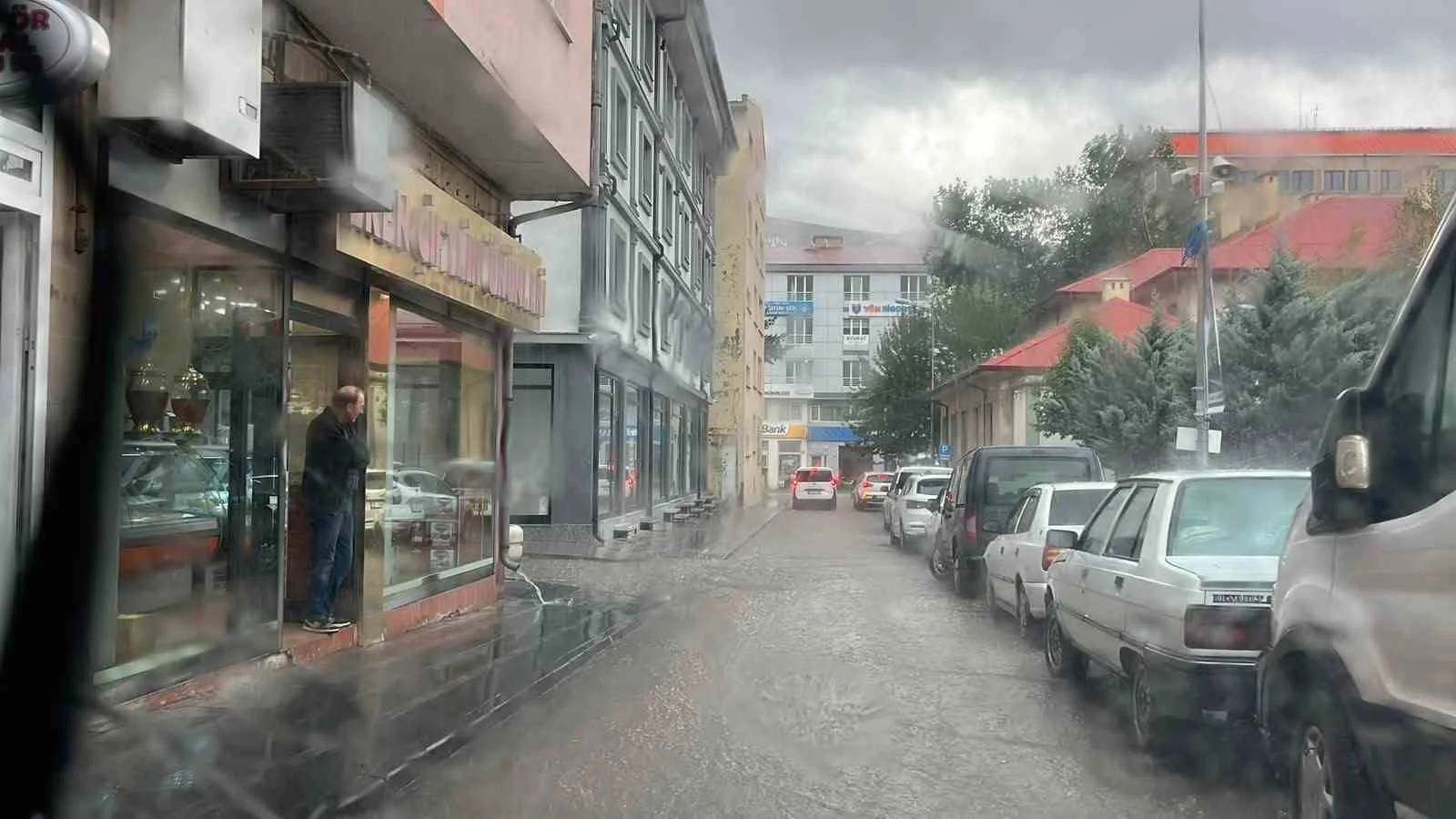 Bayburt’ta gök gürültülü sağanak etkili oldu