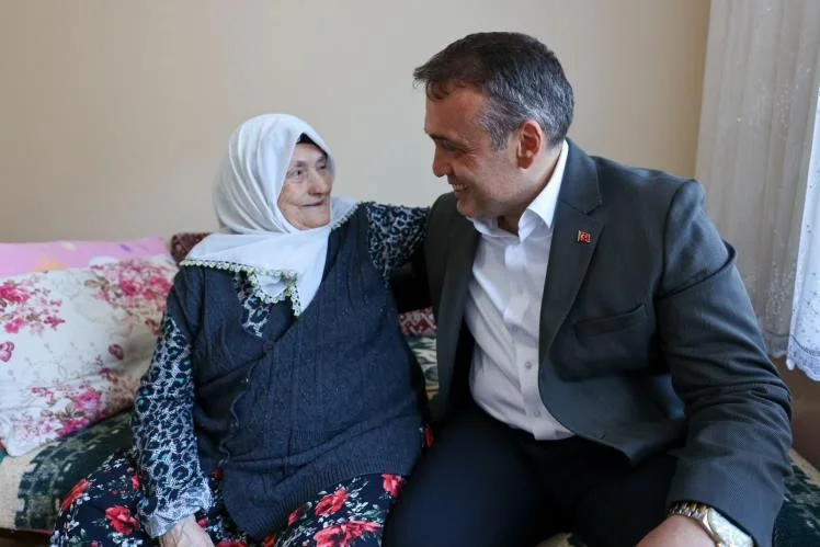 Vali Sözer, yaşlı çiftle bir araya geldi