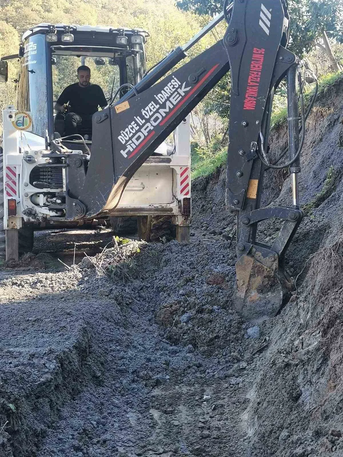 Kaynaşlı’da tıkanan su tahliye kanalları ve menfezler temizlendi