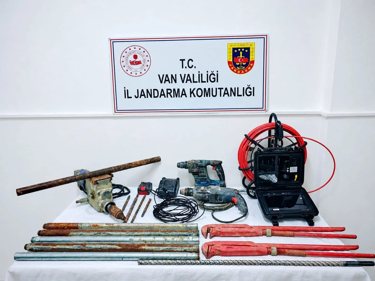 Van’da sit alanında kaçak kazı yapan 2 kişi suçüstü yakalandı