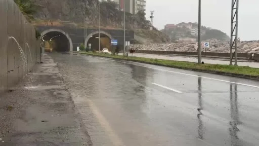 Zonguldak’ta yağışın ardından istinat duvarı çöktü