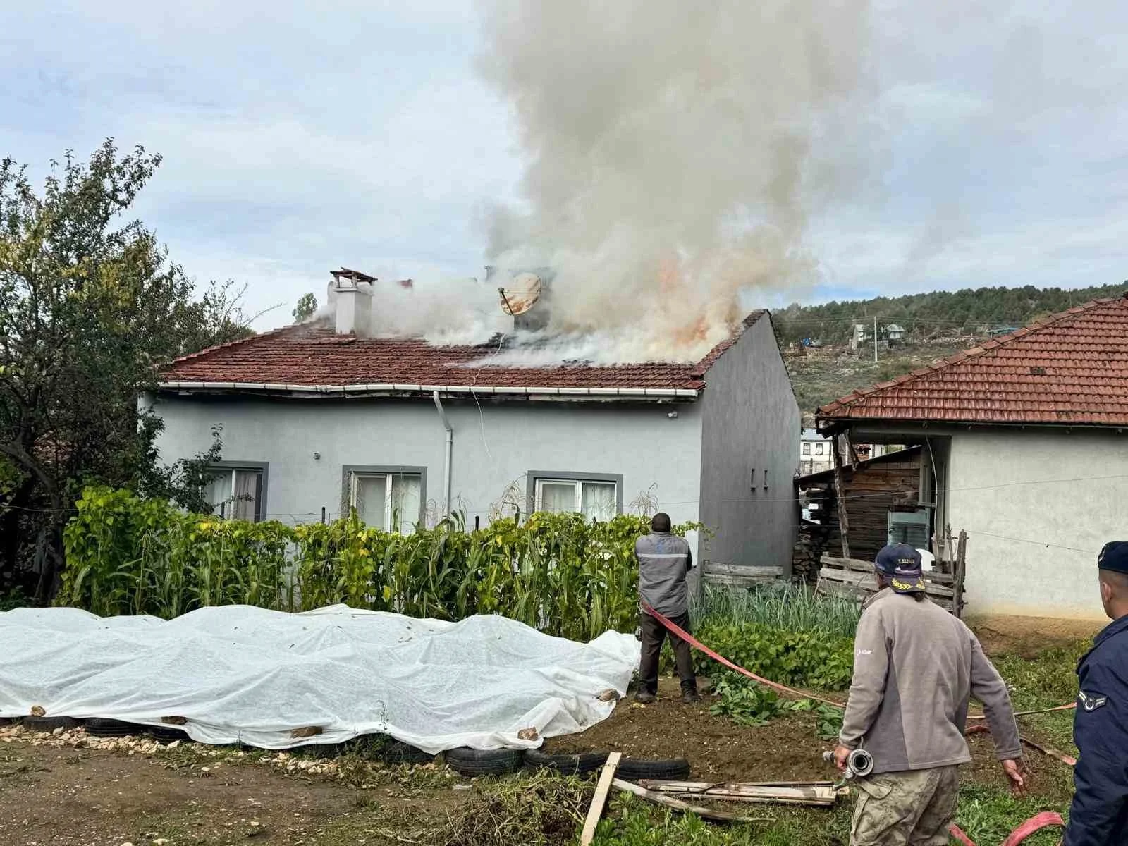 Bilecik’te kaynak kıvılcımları benzine sıçradı, yangın çıktı