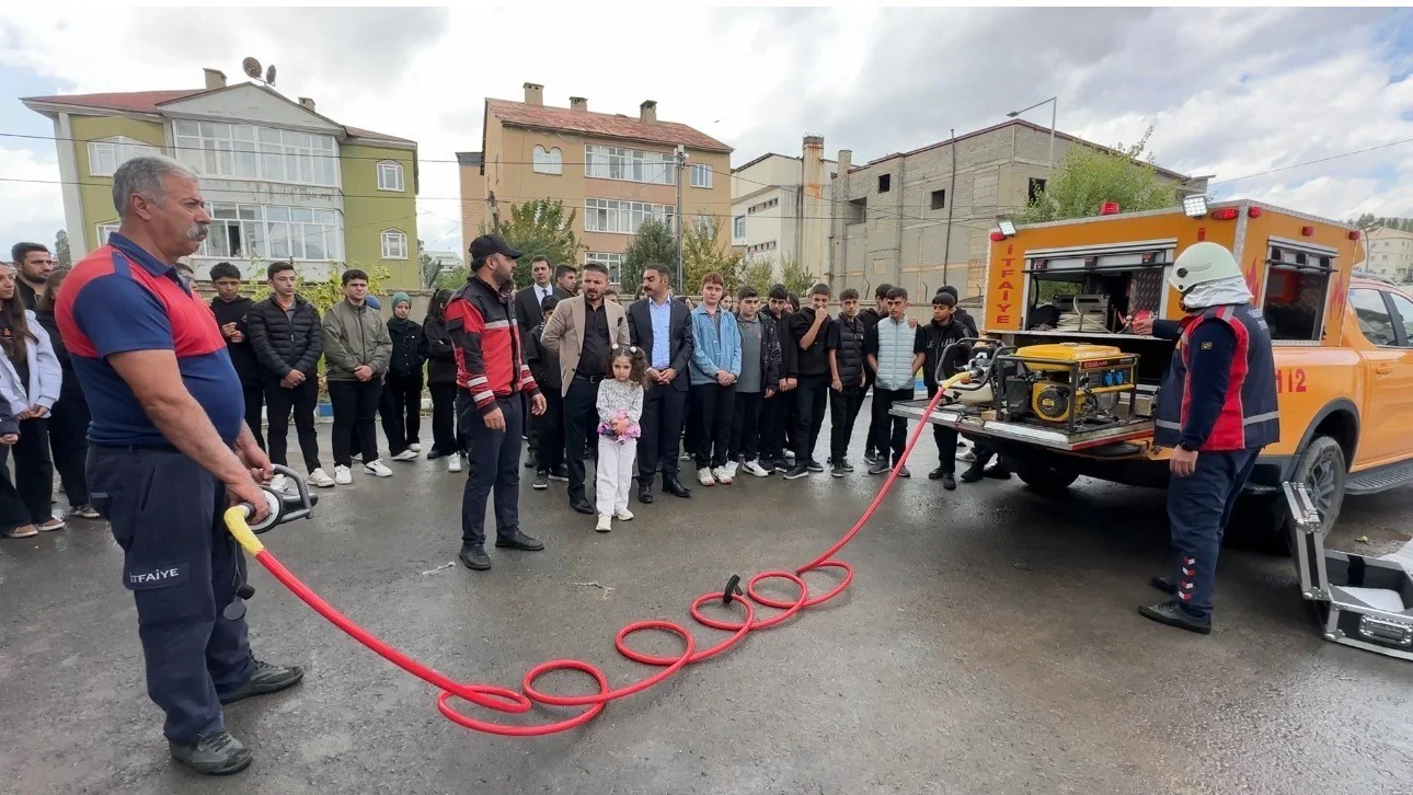 Yüksekova’da İtfaiye Haftası renkli ve bilinçlendirici etkinliklerle sona erdi