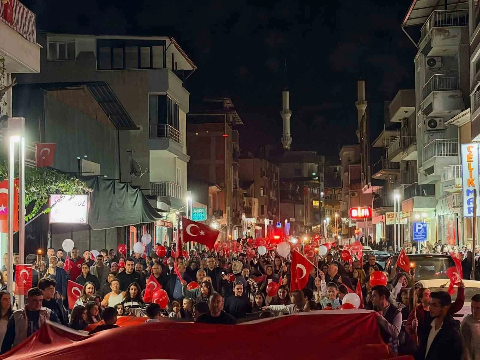 Sarıgöl’de Cumhuriyet coşkusu fener alayıyla sokaklara taştı
