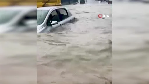 Su baskının ilk anları kamerada: Araçlar böyle sürüklendi
