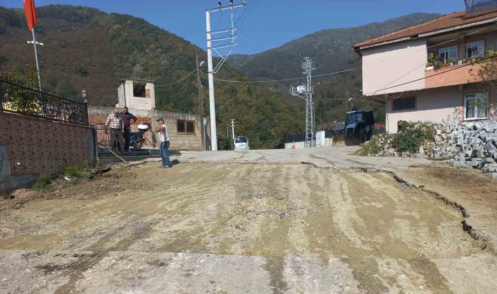 Çilimli’de asfalt yama çalışması sürüyor