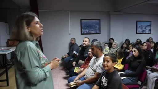 Kozan’da aileler çocuklarıyla birlikte ekranı kapatıp kitap okudu