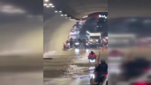 Pendik’te alt geçidi su bastı, sürücü ve kızı mahsur kaldı