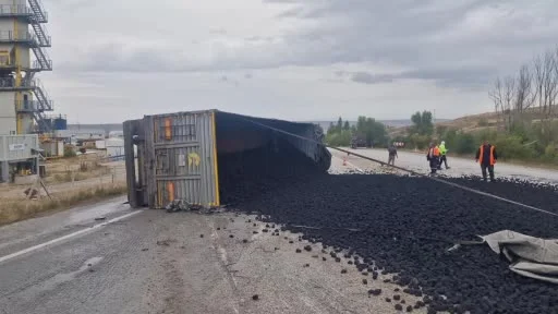 Çorum’da devrilen tırdaki kömürler yola saçıldı