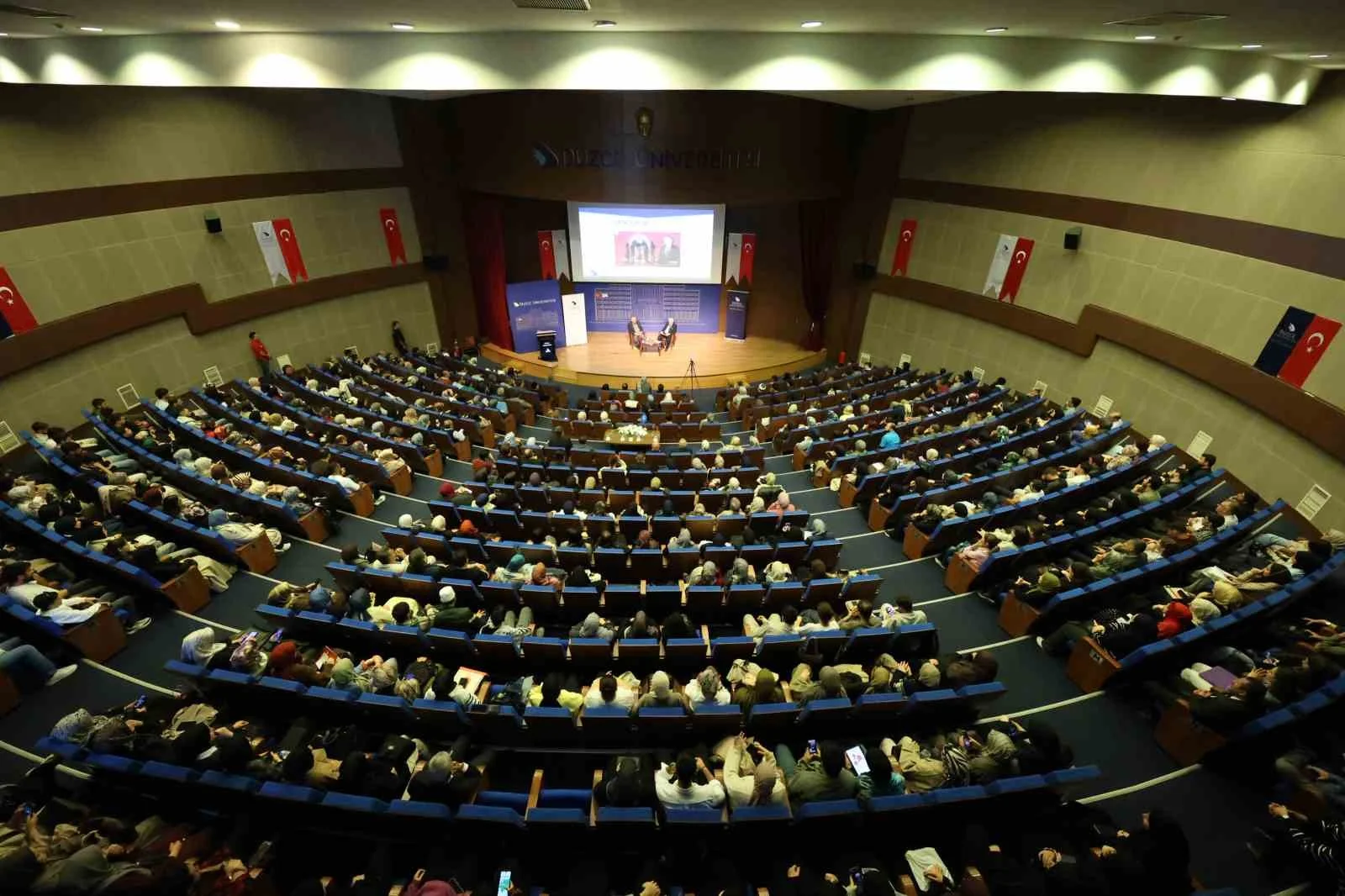 Nevzat Tarhan "Gençler geleceğe hazırlanırken sürü psikolojisinden çıkmalı"