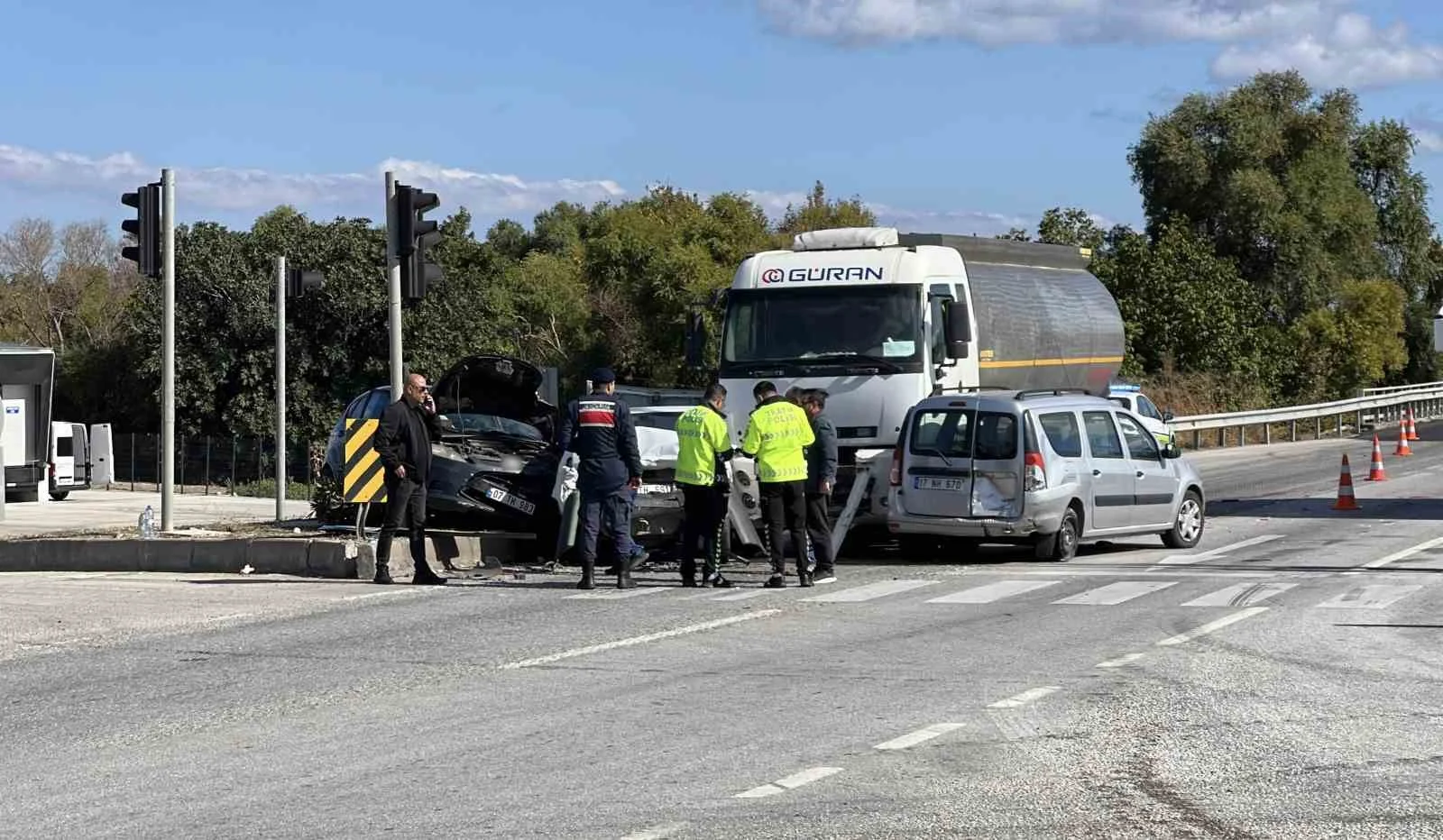 Freni patlayan tanker zincirleme kazaya yol açtı: 4 yaralı