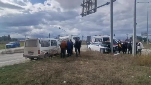 Çorum’da minibüs ile otomobil çarpıştı: 6 yaralı