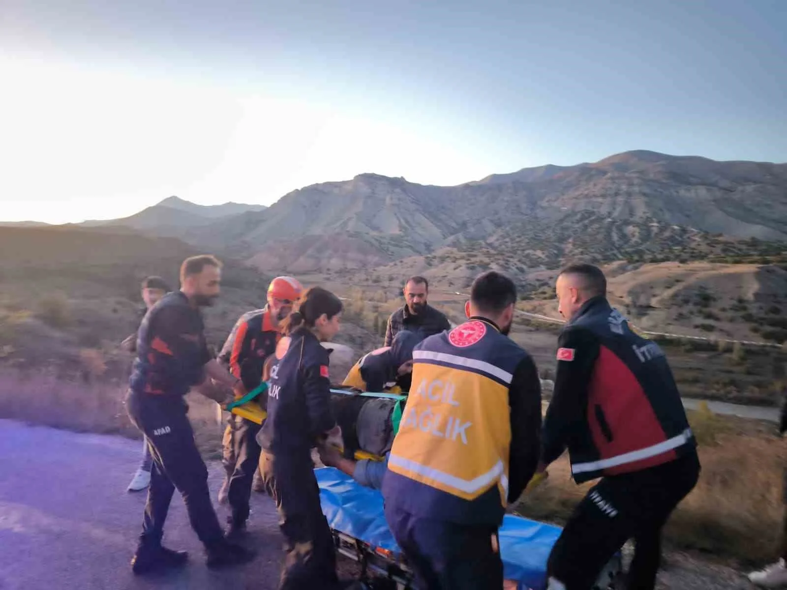Erzincan’da traktörün altında sıkışan sürücüyü kurtarıldı