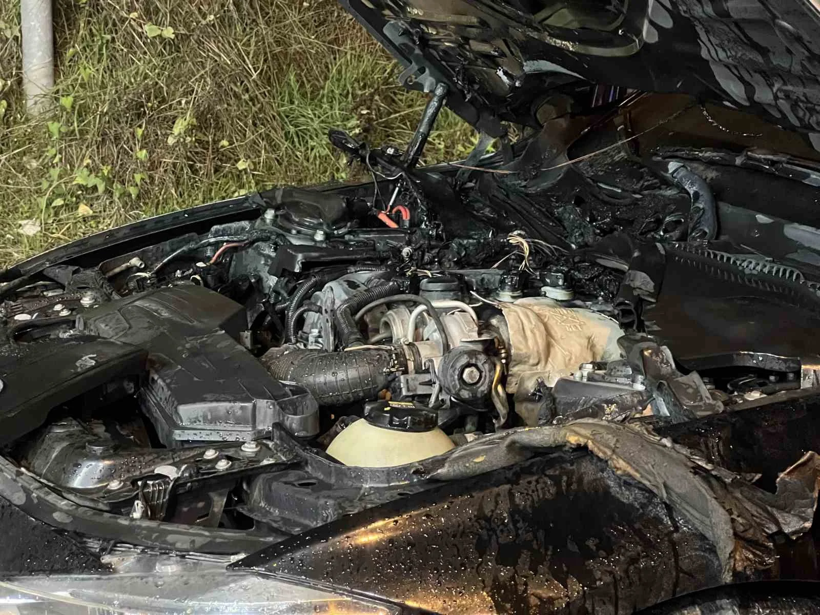 Bursa’da lüks otomobil alevlerin eşiğinden döndü