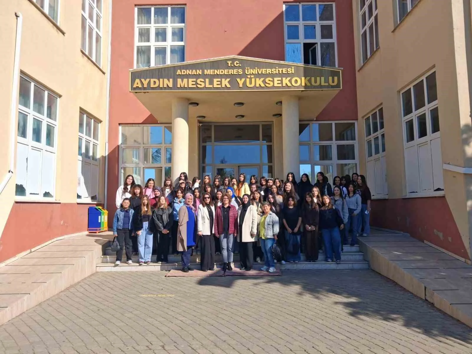 Liseli öğrenciler ADÜ’nün eğitim imkanlarını yerinde gördü