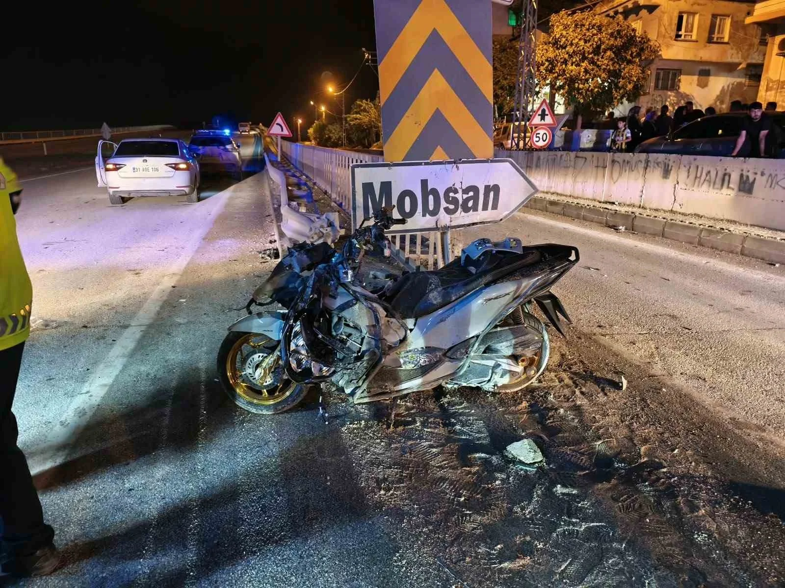 Seyir halinde olan motosiklet bariyere çarptı: 2 yaralı