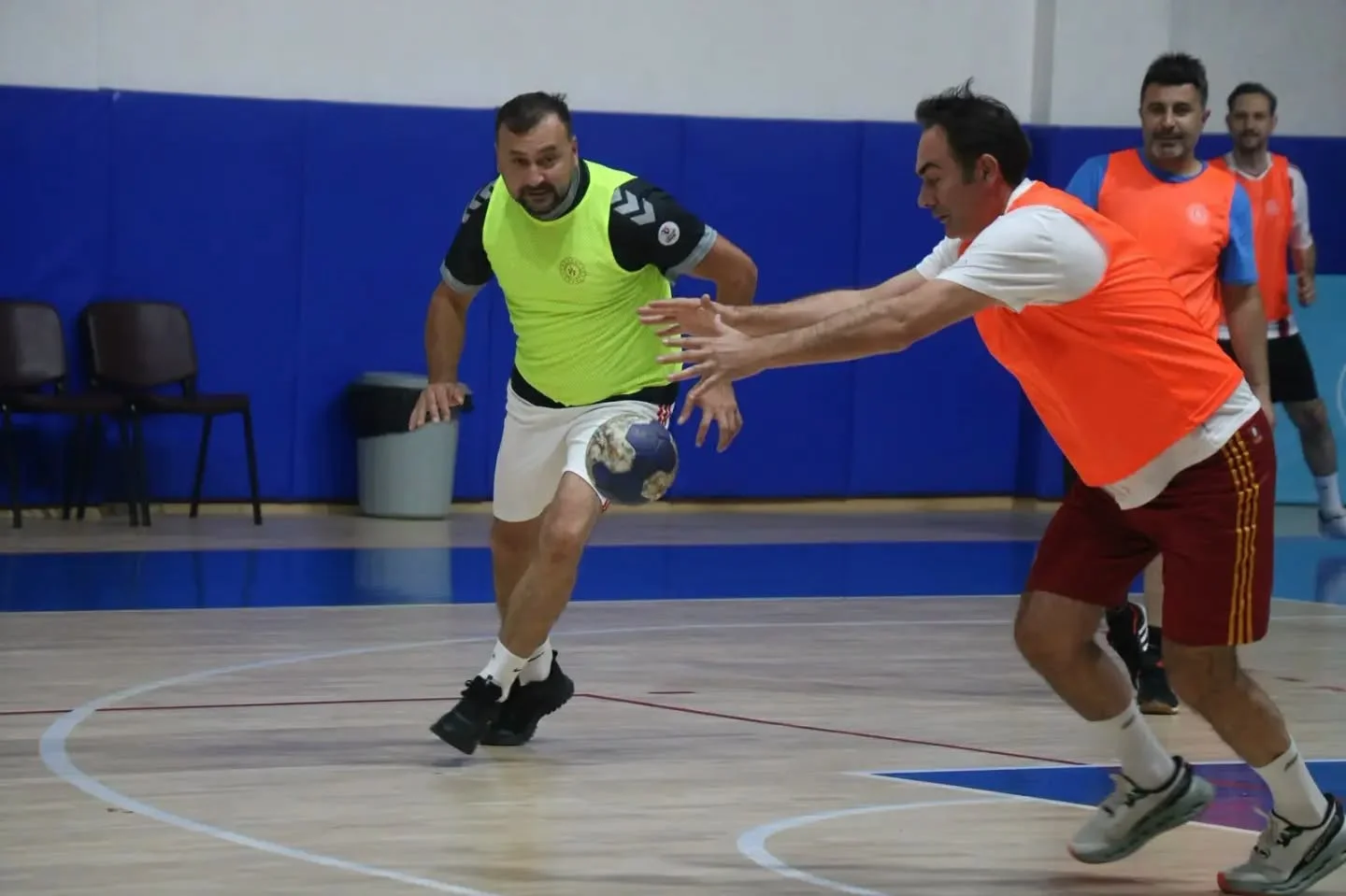 Hentbol ve basketbolda gösteri maçı