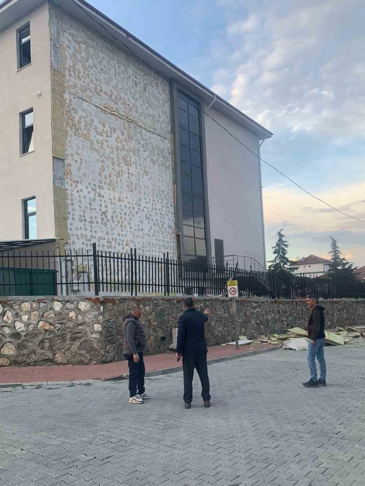 Fırtına okulun dış cephesine zarar verdi