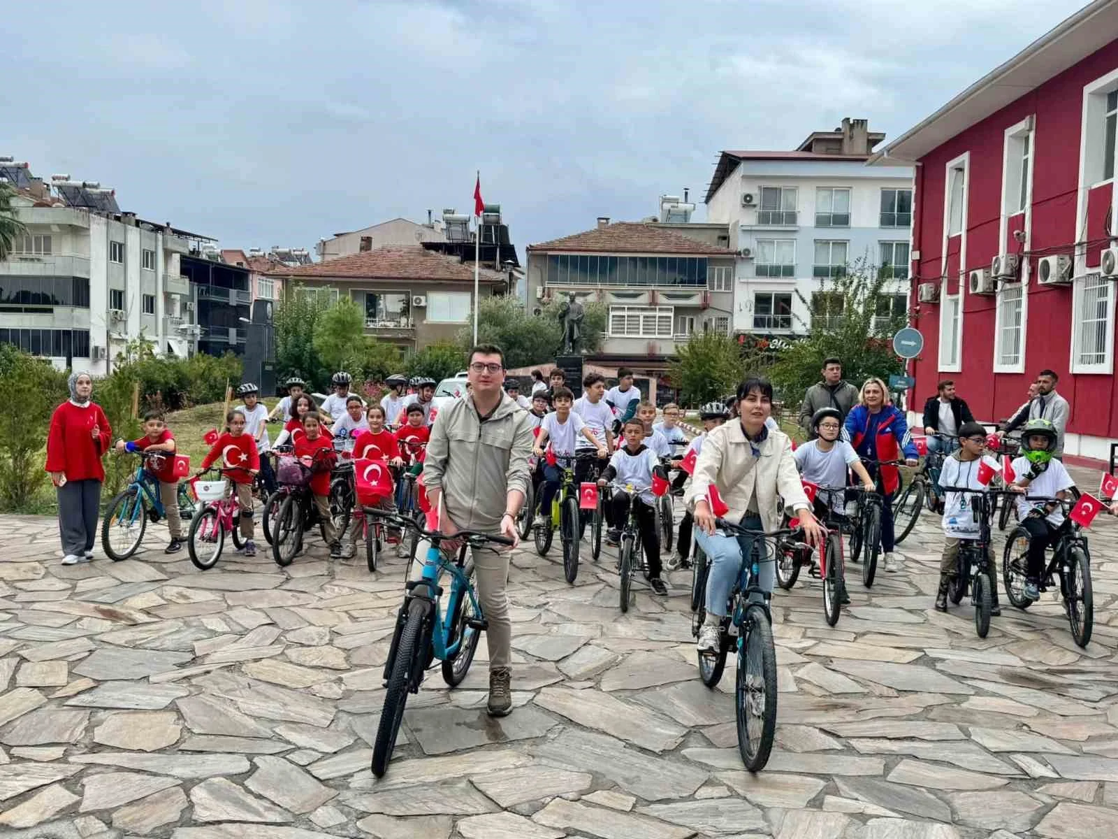 Bozdoğan’da çocuklar ’Cumhuriyet’ için pedalladı