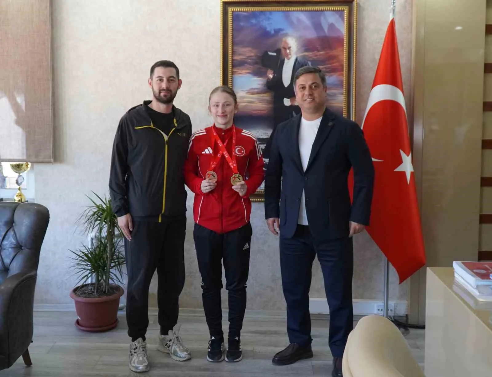 İl Müdürü Öztürk’ten Avrupa Şampiyonu Nurbade Büber’e ödül