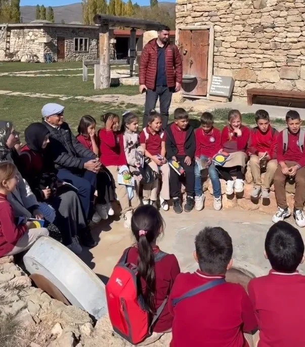 Ödüllü müzede öğrenciler tandır başında türkü söyledi