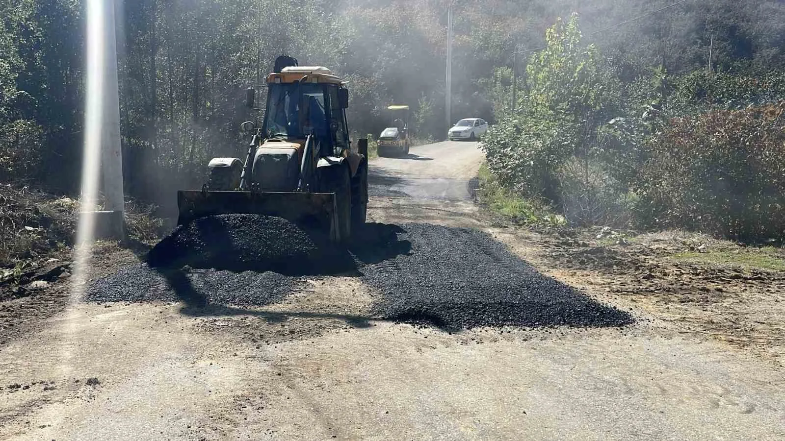 Akçakoca’da köy yollarında asfalt yama çalışması