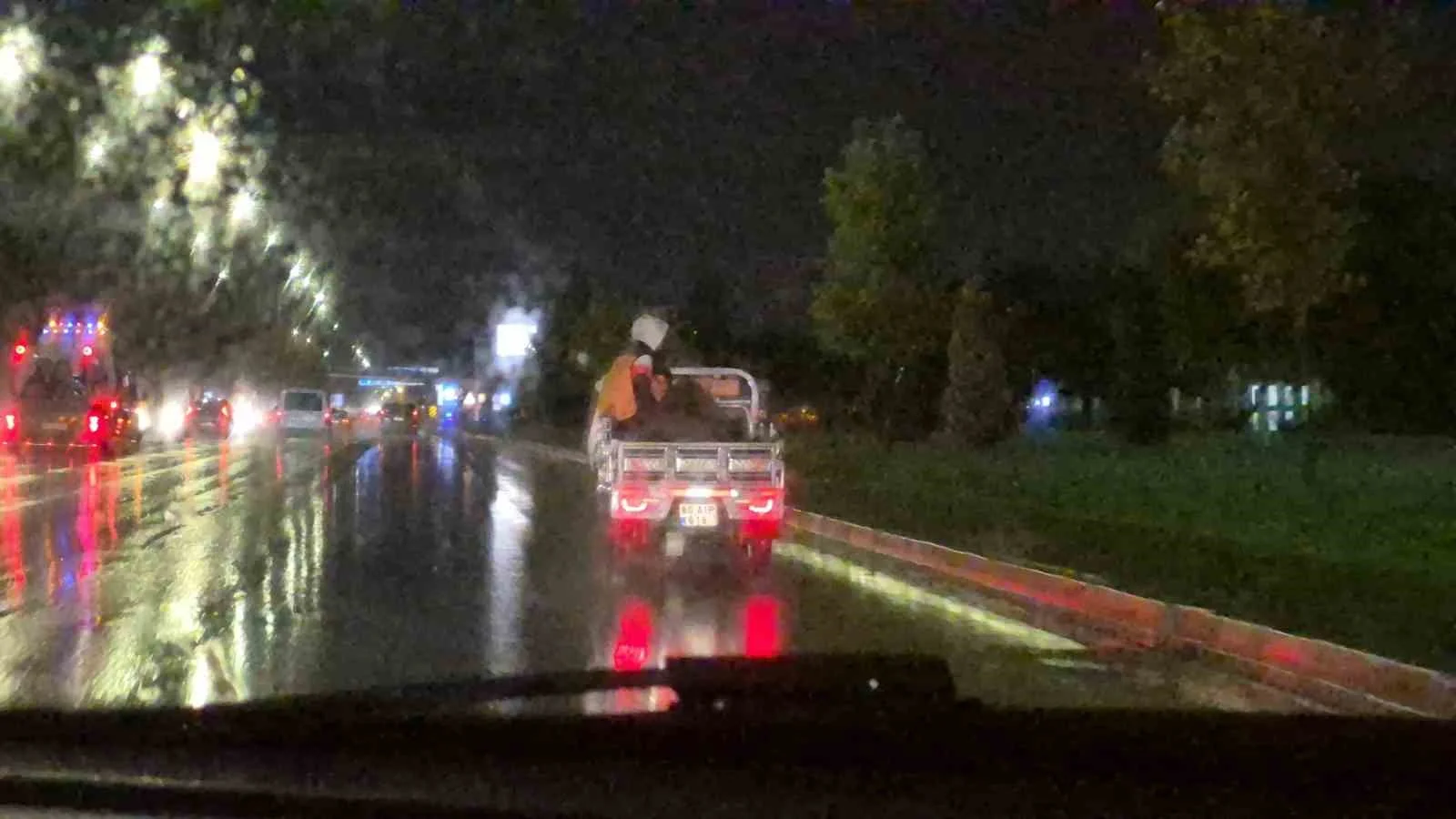 Yağmurlu havada motosiklet kasasında tehlikeli yolculuk kamerada