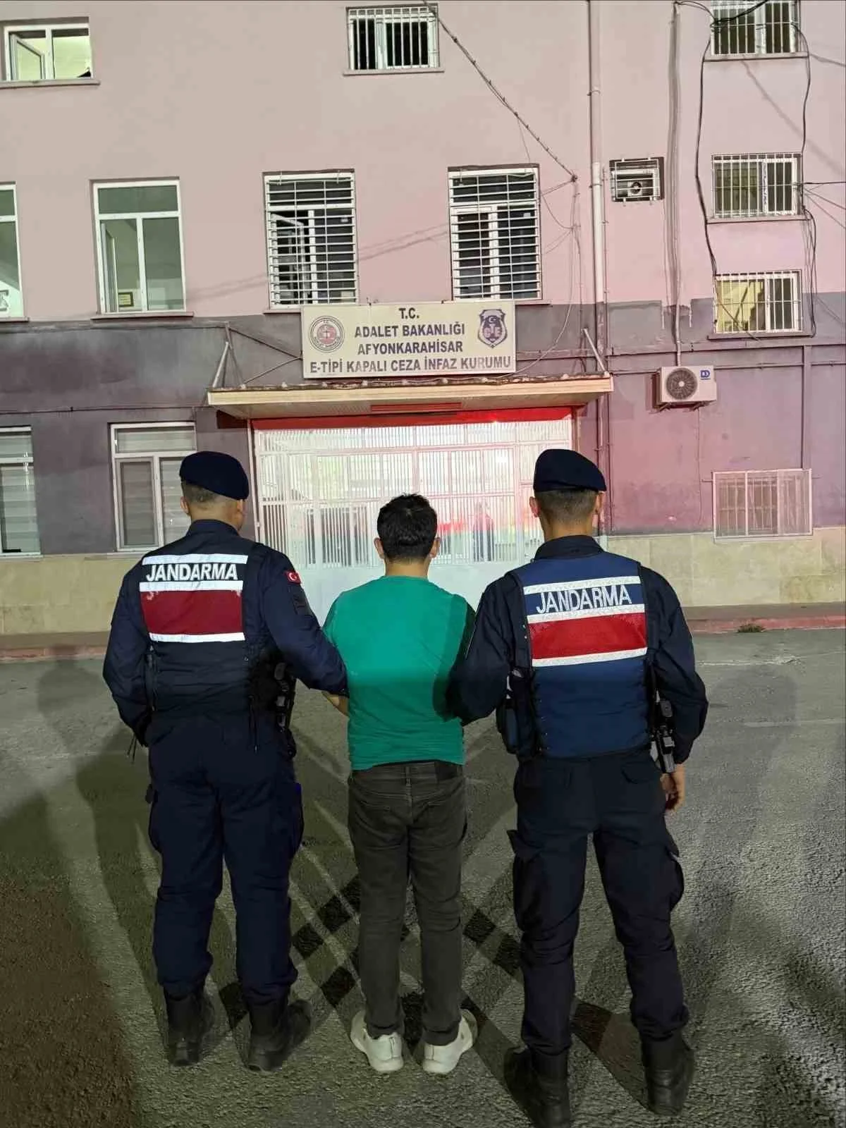 Çeşitli suçlardan aranan 15 kişi tutuklandı