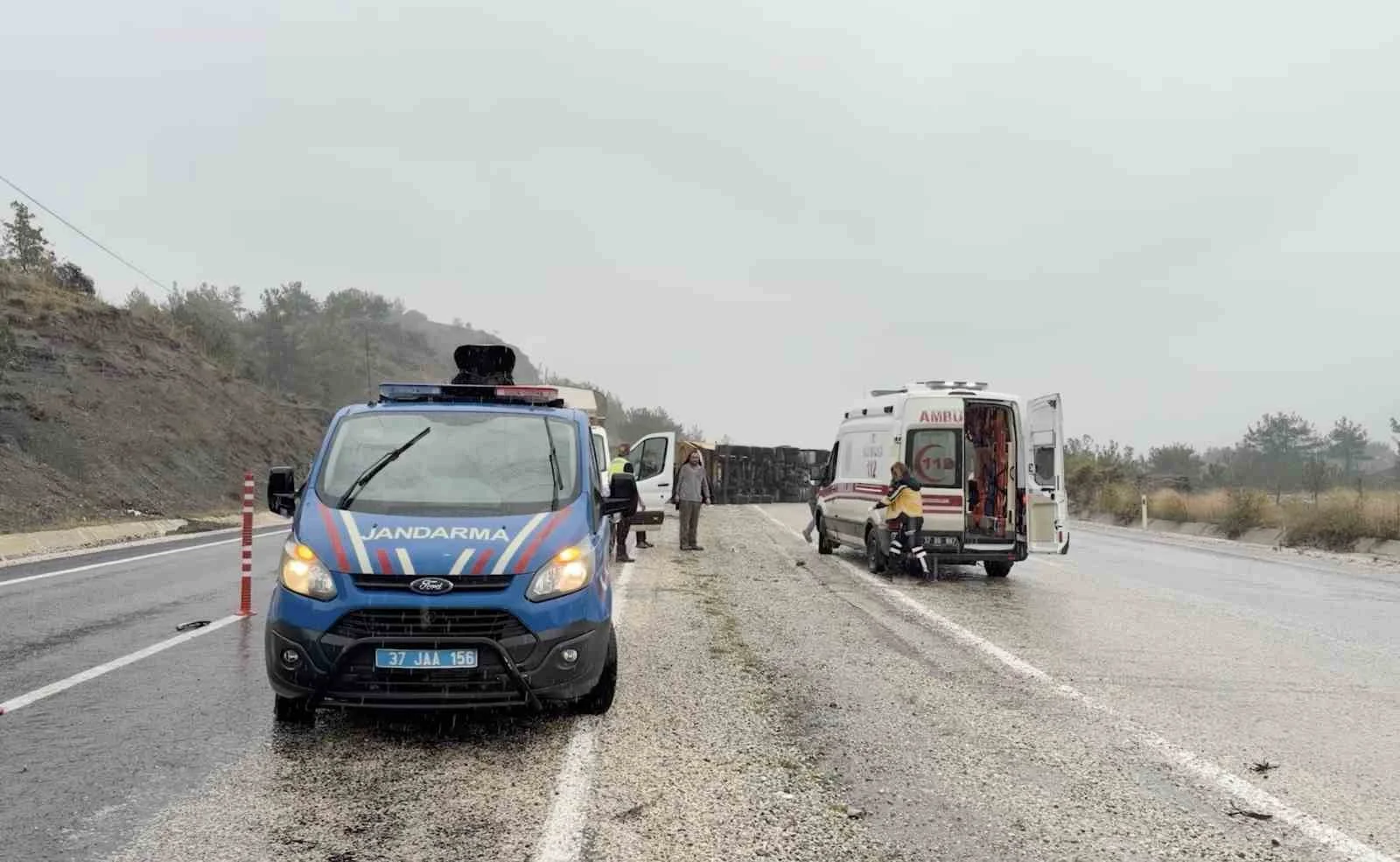 Kastamonu’da devrilen hafriyat kamyonunun sürücüsü yaralandı