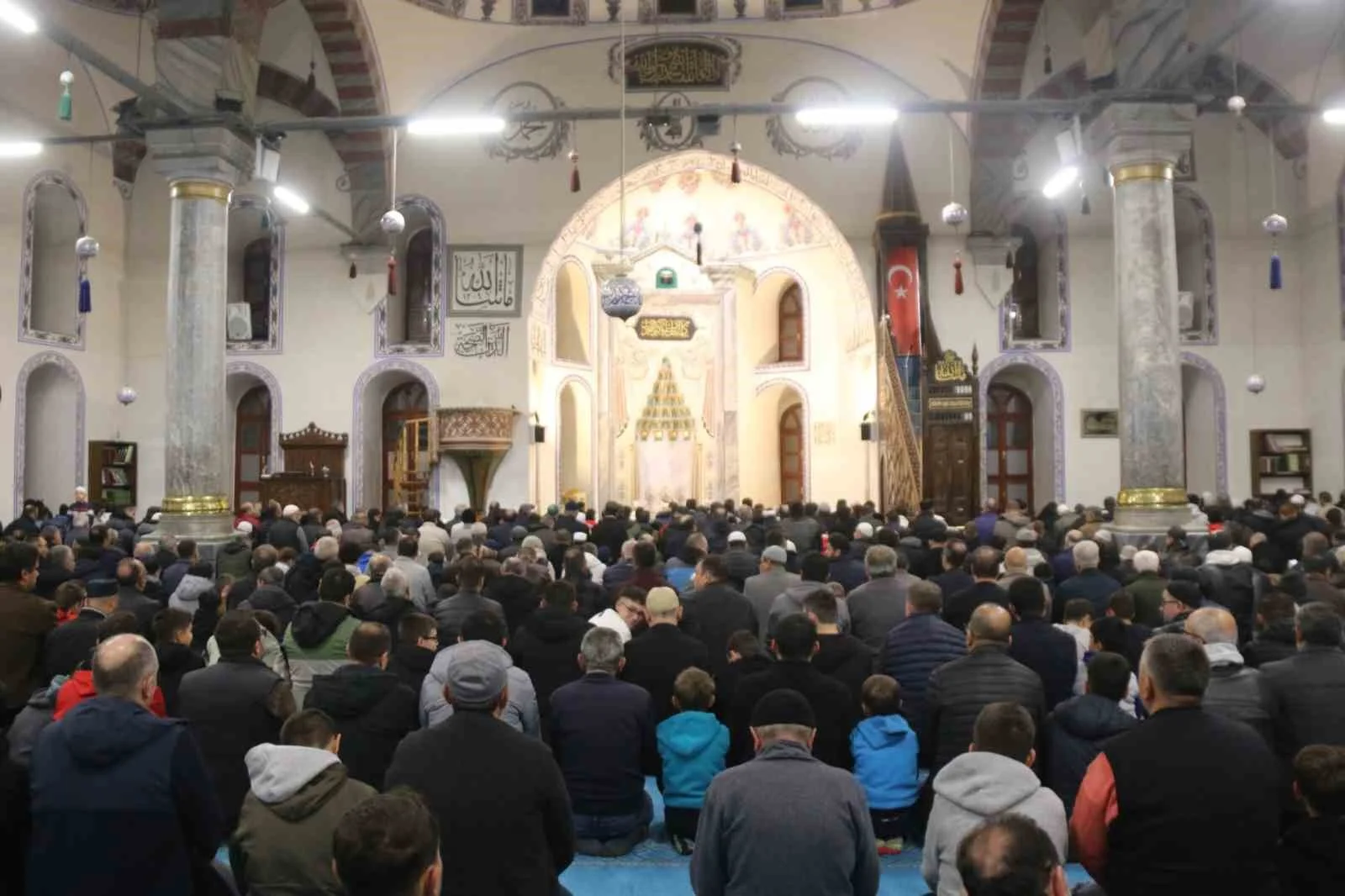 Kütahya Ulu Camii’nde aileler sabah namazında buluştu
