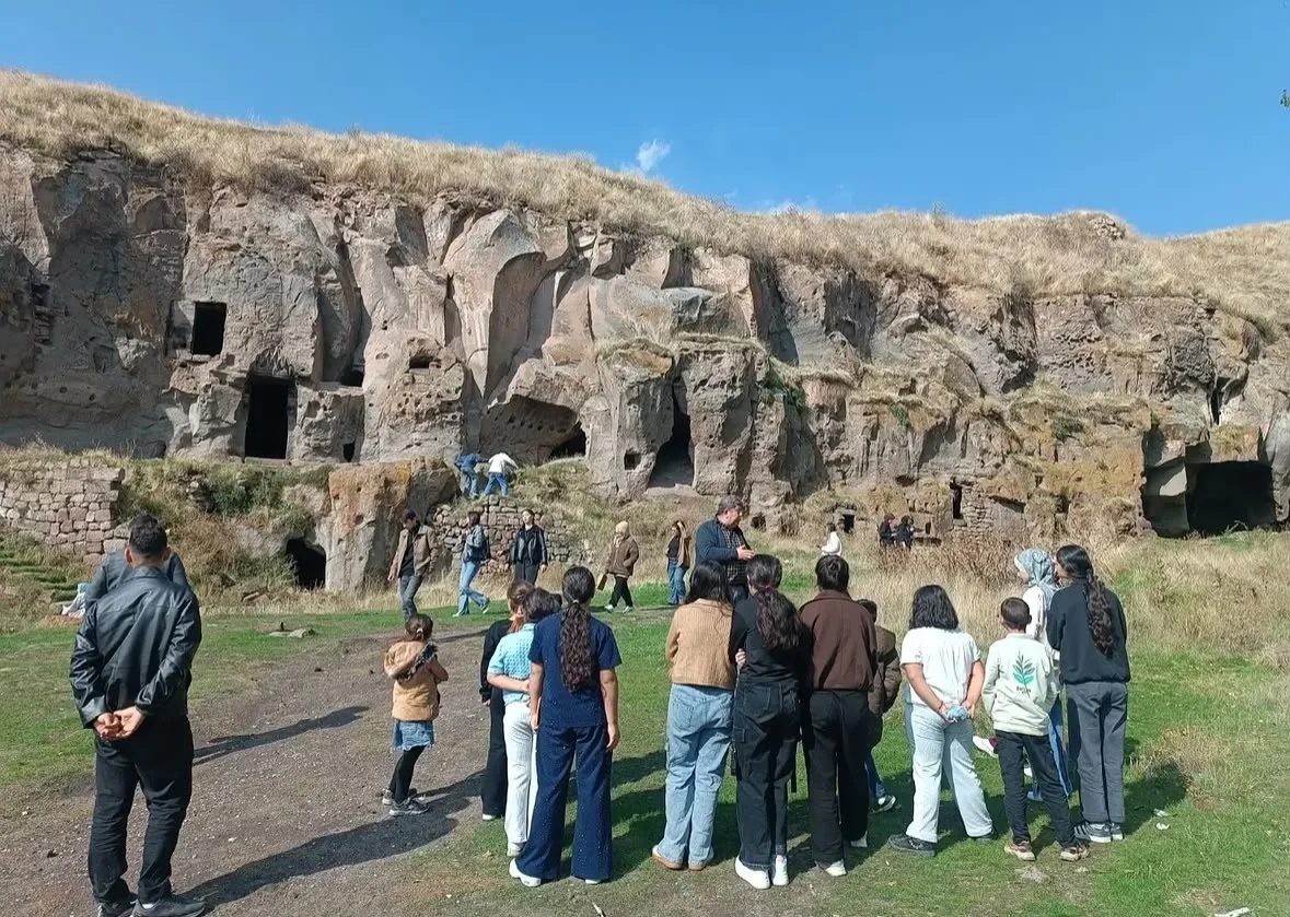 Tutaklı çocuklar Ahlat’ın tarihi mirasını keşfetti