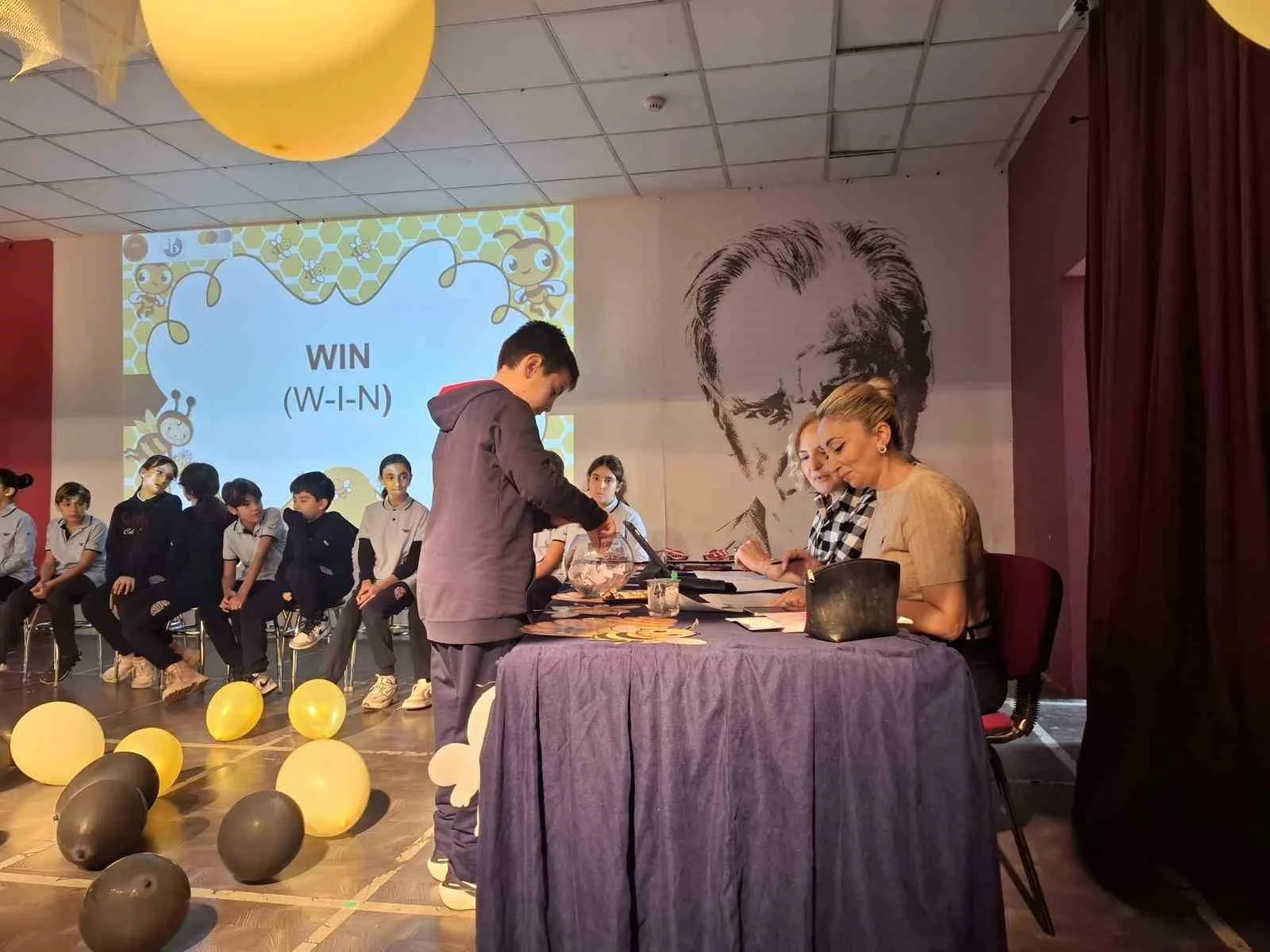 GKV’li miniklerden İngilizce kelime şöleni