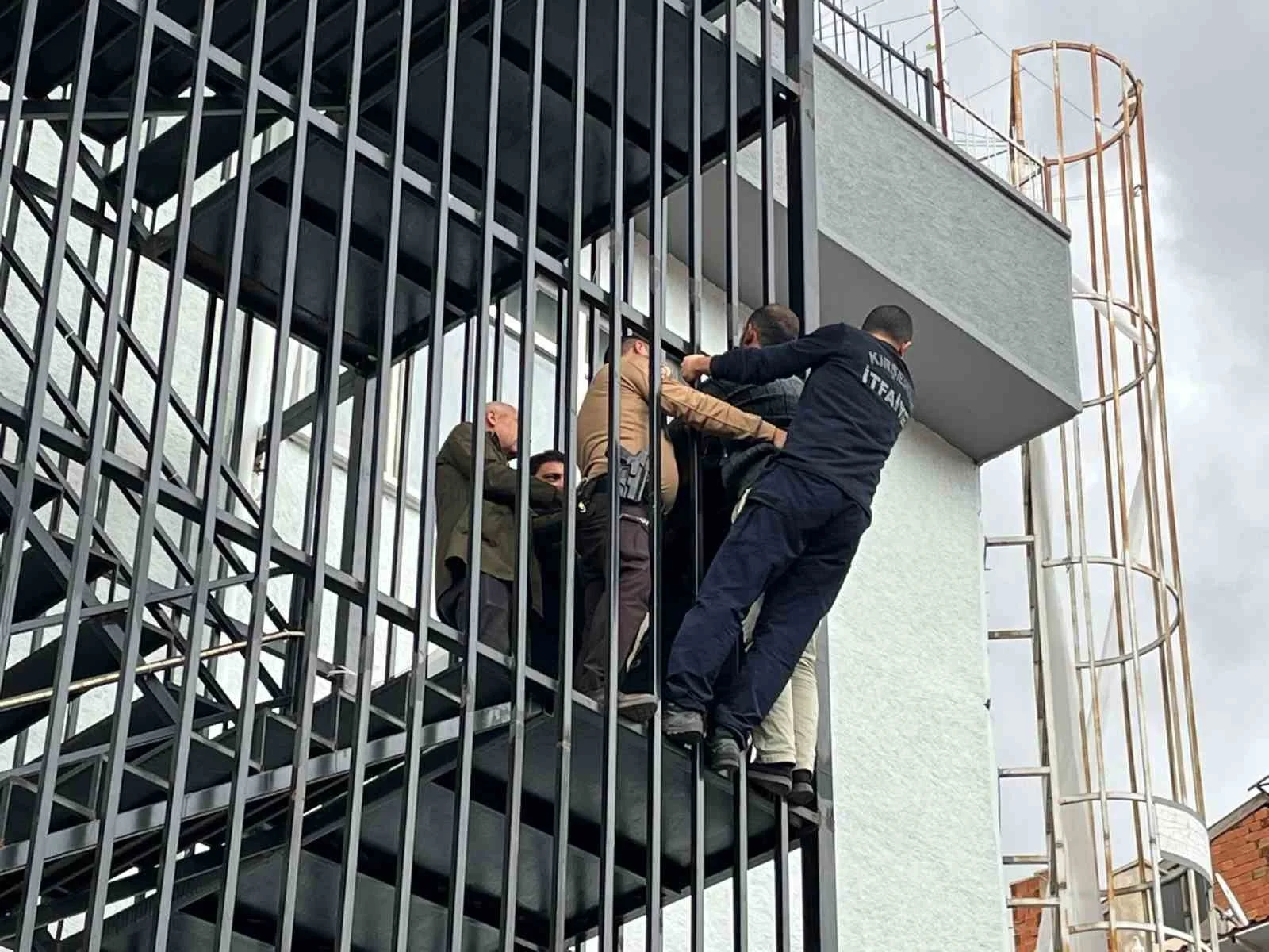Tarihi çarşının merdivenlerine çıktı, korkulu anlar yaşattı